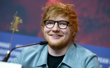 Эд Ширан продает хот-доги в Чикаго