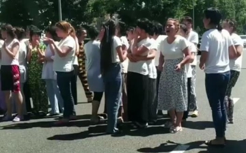 В Ташобласти сотрудницы предприятия перекрыли дорогу из-за изменения рабочего графика (видео)