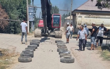 В Андижане жители махалли защитили новый асфальт от экскаватора с помощью шин (видео)