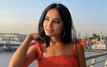 Блогер Ханна записала Stories в слезах, застряв в лифте 