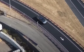 Дрон заснял на видео, как Tesla Cybertruck проходит испытания