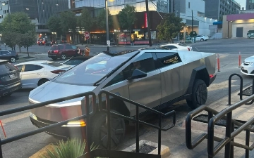 Появились живые фото салона Cybertruck