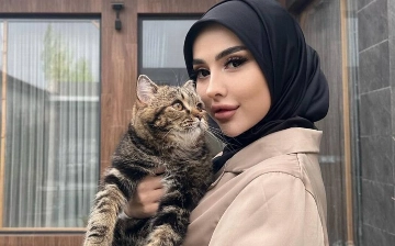 Блогер-миллионник бросила умирать свою кошку, выпавшую с балкона, сняв это на видео