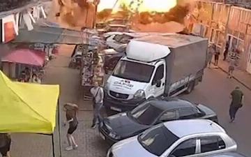Россия нанесла удар по рынку в украинской Константиновке, погибли 16 человек (видео)