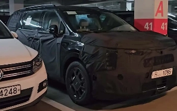 На одной из парковок заметили обновленный Kia Carnival