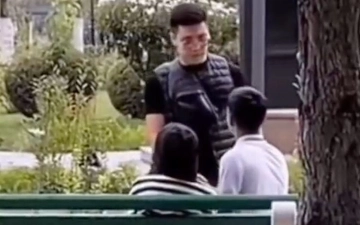 В Ташкенте парень начал подходить и осуждать пары за объятия при прохожих 