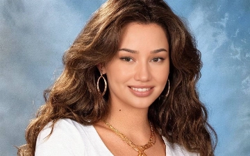 Шахло Ахмедова примерила на себя образ выпускницы из 90-х