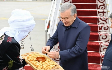 Как президента Узбекистана встретили в Бишкеке (фото)