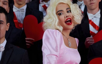 Марьям Тилляева повторила отрывок из фильма с Мэрилин Монро «Джентельмены предпочитают блондинок»