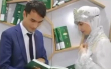 В Фергане пара провела свадьбу в библиотеке