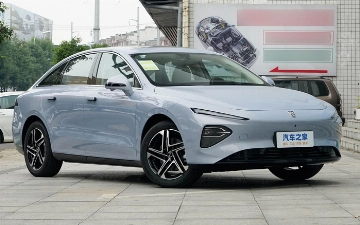 В Китае вышел новый седан Roewe D7 NEV