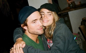 Беременную девушку Роберта Паттинсона засняли с оголенным животом