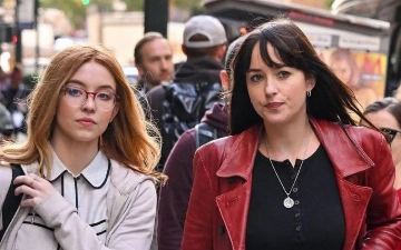 Появился снимок со съемок фильма «Мадам Паутина»