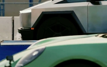 Tesla Cybertruck обогнала новейший Porsche 911 в драг-рейсинг, буксируя такой же Porsche 911