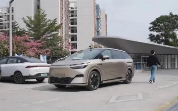 Xpeng показал возможности автопилота и парковщика минивэна X9