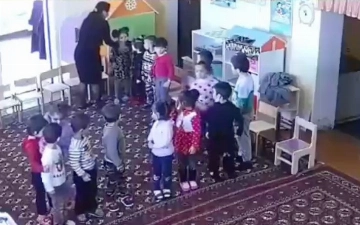 В Хорезме сотрудницы детсада пинали детей и давали им подзатыльники