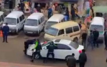 В Сурхандарье водитель Gentra протащил на капоте сотрудника Нацгвардии