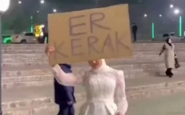 «Позорит нас»: в сети раскритиковали девушку, которая прошлась по Намангану с табличкой «Ищу мужа»