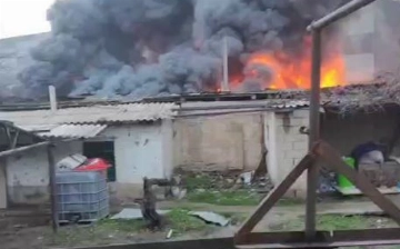 На Бектемире загорелся контейнер со стройматериалами 