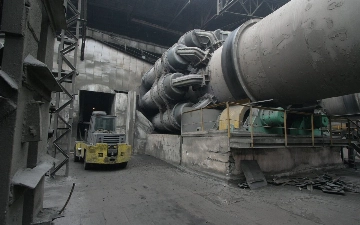 Чиновники не думают об экологии, а хотят построить еще больше цементных заводов — президент