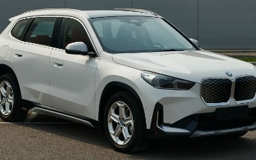 В сети появились живые фото новейшего BMW iX1 eDrive25L