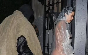 Бьянка Цензори снова появилась на публике обнаженной: ее прикрывал лишь прозрачный дождевой плащ