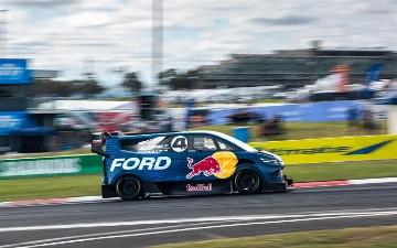 Фургон Ford смог обогнать Mercedes-AMG GT3 в гонке