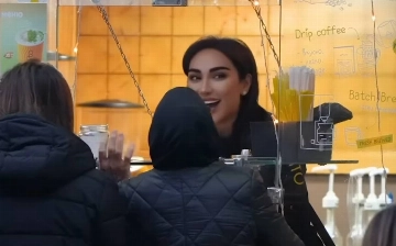 Муниса Ризаева попробовала работу баристы в одном из фудтраков столицы