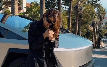 Марьям Тилляева сняла видео в Tesla Cybertruck