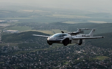 Проедет 500 км и пролетит и 1 тысячу км: AirCar готовится к производству и началу продаж своего аэромобилю