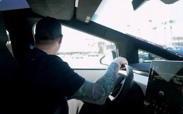 Tesla Cybertruck вышел из строя сразу после выезда из салона