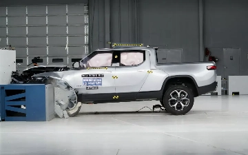 Rivian R1T признали самым безопасным пикапом