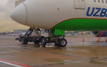 Погружаемся в мир авиации с Uzbekistan Airways и их пассажирским флагманом — Boeing 787 Dreamliner. В нашем видеообзоре мы расскажем вам все о его истории, технологиях, применяемых в управлении и комфорте пассажиров