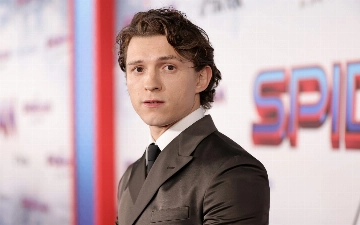 Папарацци запечатлели редкий выход Тома Холланда с братом