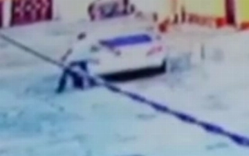 Житель Коканда затащил в багажник соседского мальчика, разбившего окно камнем