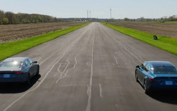 Новейшая Toyota Camry сразилась в гонке с Honda Accord Hybrid и старенькой Camry 3,5