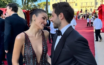 Ханде Эрчел вышла на дорожку в Каннах со своим женихом-миллиардером