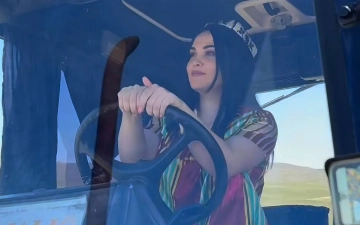 Луиза Расулова села за руль трактора