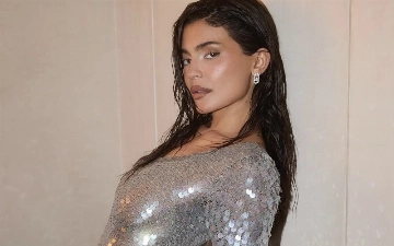 Фанаты заметили на пальце Кайли Дженнер кольцо с бриллиантами