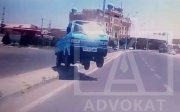 В Карши Labo подпрыгнул на бордюре и врезался в Nexia, есть погибший