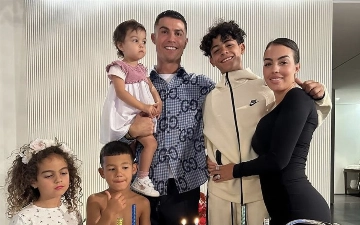 Криштиану Роналду отдыхает в компании своей семьи