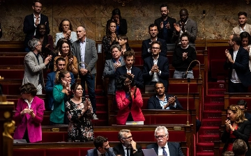 Во Франции впервые с 1962 года вынесли вотум недоверия правительству