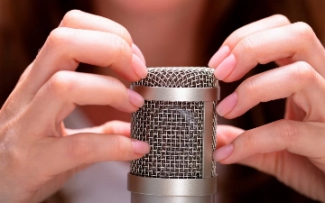 ASMR как антистресс: почему молодежь все чаще уходит в виртуальный уют