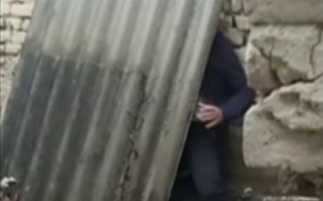 В Андижане должник по алиментам прятался за строительным шифером