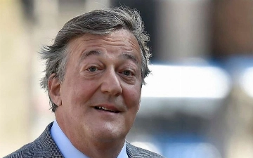 Стивена Фрая посвятили в рыцари