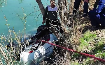 В Намангане Spark съехал в канал: за рулем была 16-летняя девушка, ее мать и сестра погибли