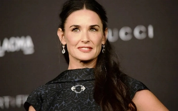 Деми Мур столкнулась с критикой после объявления ее самой красивой женщиной года 