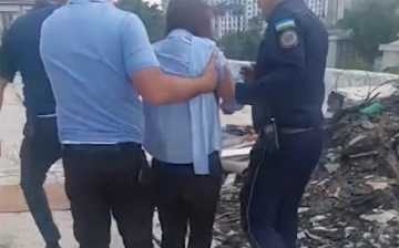 В Ташкенте молодая девушка пыталась покончить с собой, сбросившись с крыши многоэтажки