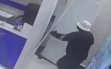 Опубликовано видео с мужчиной, пытавшимся ограбить центр банковских услуг с игрушечным пистолетом