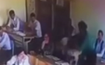 В Хорезме уволили директора школы, применившую силу к ученицам из-за распущенных волос